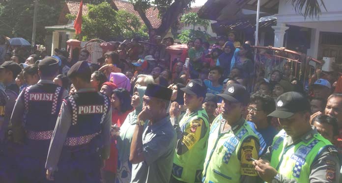 Warga Berbondong-bondong Datangi Lokasi Rekonstruksi Pembunuhan Sadis di Pasalakan