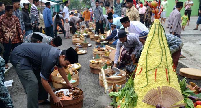 Sedekah Bumi, Warga Anjatan Arak Nasi Tumpeng Raksasa