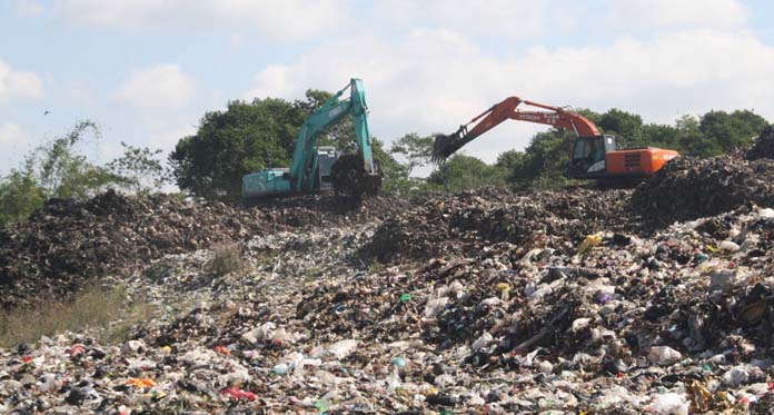 TPA Ciniru Merana, Excavator dan Buldoser Uzur Terpaksa Masih Digunakan