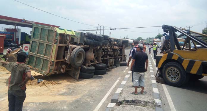 Sopir Ngantuk, Truk Pengangkut Tanah Terguling