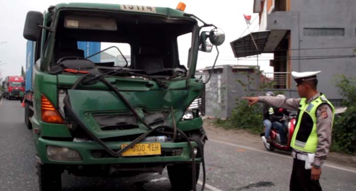 Mobil Boks Kabur setelah Diseruduk Kontainer