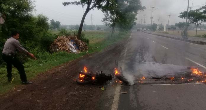 Hindari Pejalan Kaki, Motor Hangus Terbakar