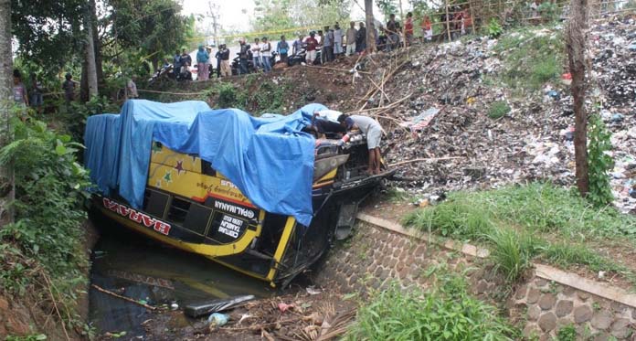 Sopir Ngaku Diganggu “Kakek-Nenek” Gaib, Bus Luragung Jaya Terjun ke Sungai