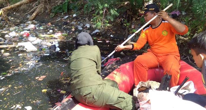 DLH Bersih-bersih Sungai Kriyan, Sampah Rumah Tangga Mendominasi