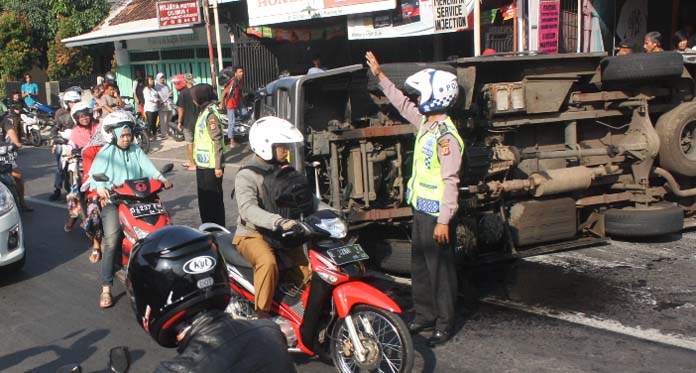 Hindari Motor, Elf Terguling Melintang di Tengah Jalan