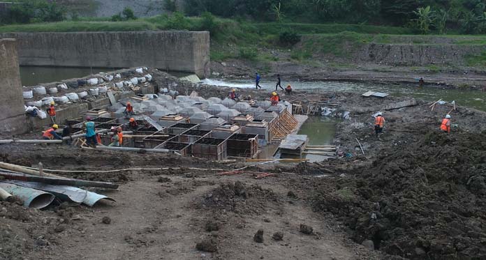 Proyek Penahan Abrasi Sungai Cikeruh Dilanjutkan