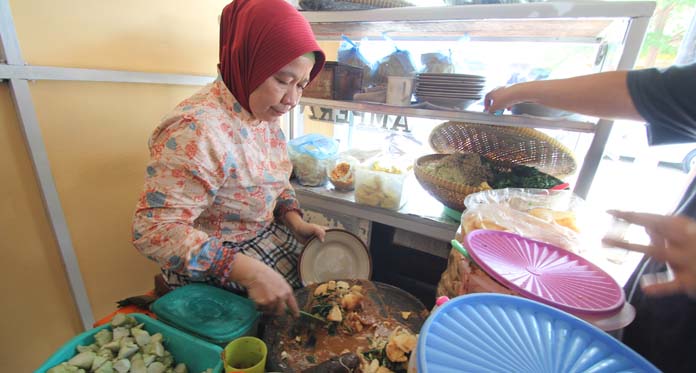 Kisah Hj Tati Pemilik Gado-gado Ampera, 22 Tahun Jualan Kian Eksis, Tetap Layani Pembeli