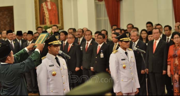 Dilantik Presiden Jokowi, Anies-Sandi Resmi Pimpin Jakarta