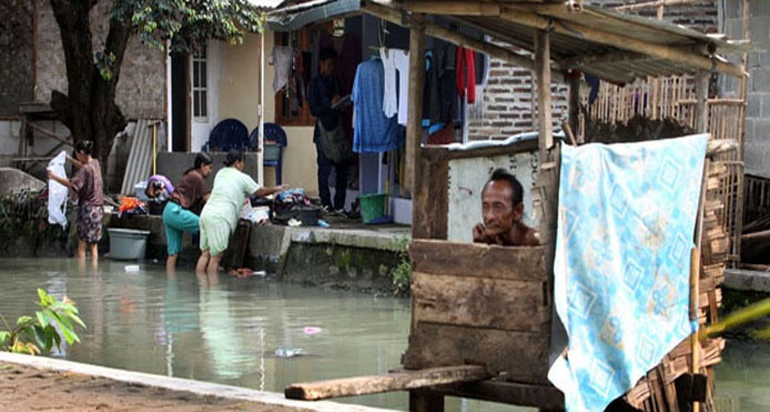 Masih Banyak Warga Kota Buang Air Besar Sembarangan di Sungai