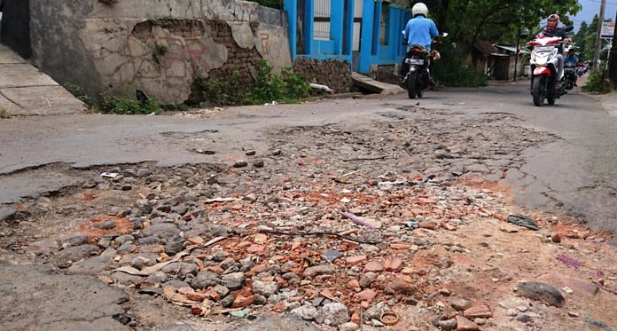 Warga Desa Tuk Mengeluh Jalan Rusak, Lama Tak Ada Perbaikan