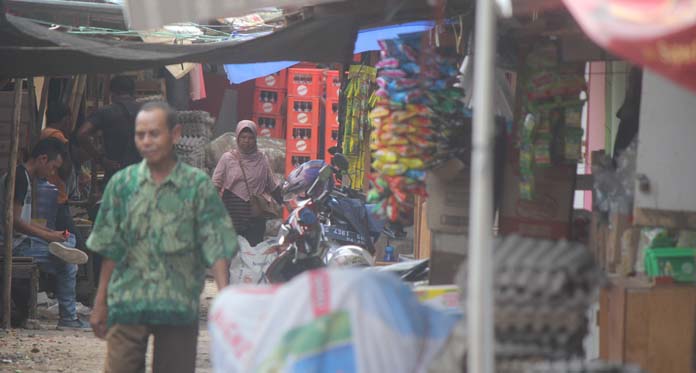 Atap Bocor, Pedagang Pasar Darurat Drajat Rugi Besar