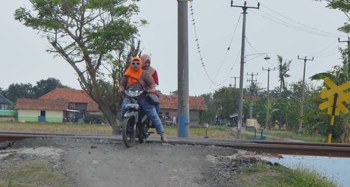 Tanpa Palang Pintu KA, Warga Bunder Kolot Waswas