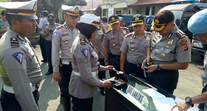 Cek Senjata Personel, Kapolres Temukan Kartu Senpi yang Bermasalah