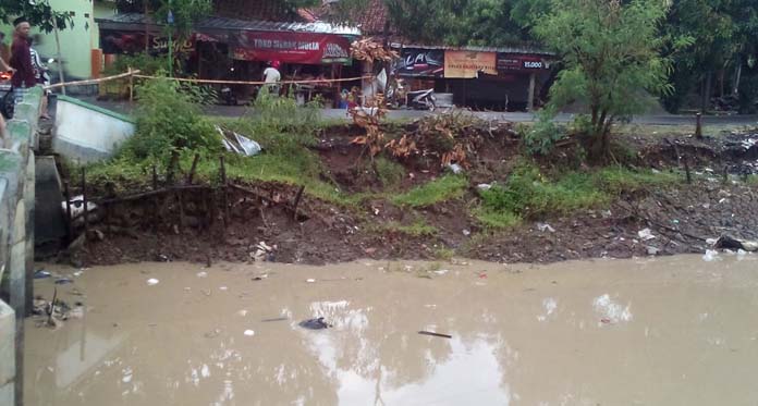 Sebanyak 21 Titik Tanggul Sungai Cipelang Longsor