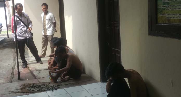 Aksi Saling Lempar Batu, 2 Siswa Dilarikan ke Rumah Sakit