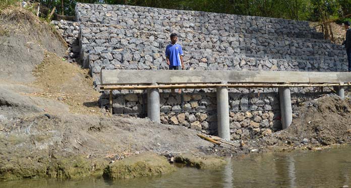 Warga Ketar-ketir, Tebing Sungai Cijurai Nyaris Longsor