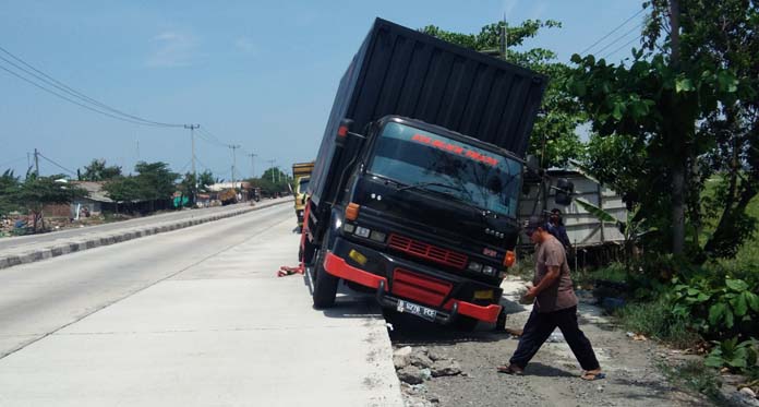 Perbaikan Jalan Pantura Patrol Lambat, Pengendara Rawan Terperosok