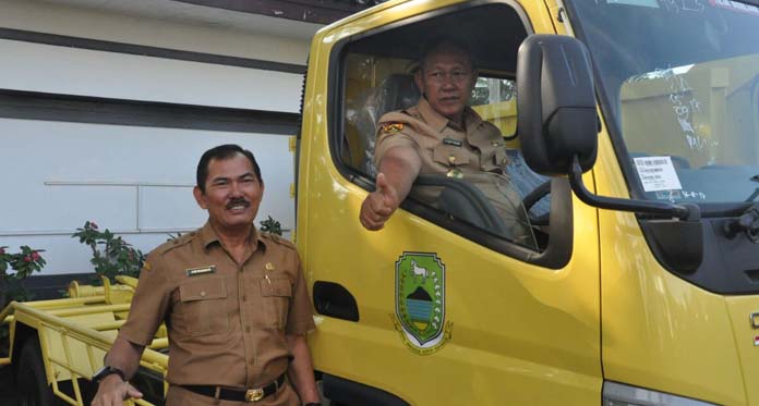 Warga Kuningan Nyampah 150 Ton/Hari, Bupati Serahkan 3 Truk Sampah Baru