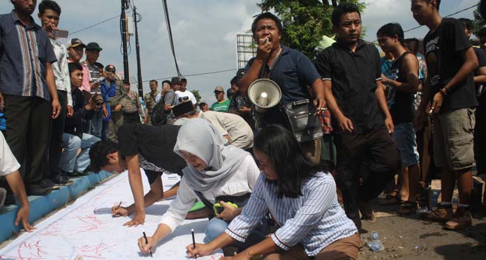 Tolak Galian C, Warga Luragung Landeuh Serbu Kantor Desa