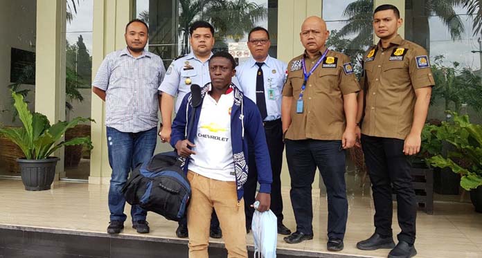 Imigrasi Cirebon Deportasi Pelatih Bola Asal Nigeria