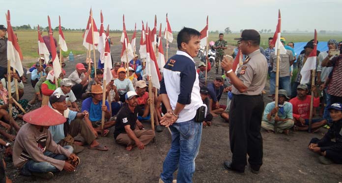 Bawa Bambu Runcing, Warga Hadang Alat Berat Proyek Pembangunan GITET PLTU 2