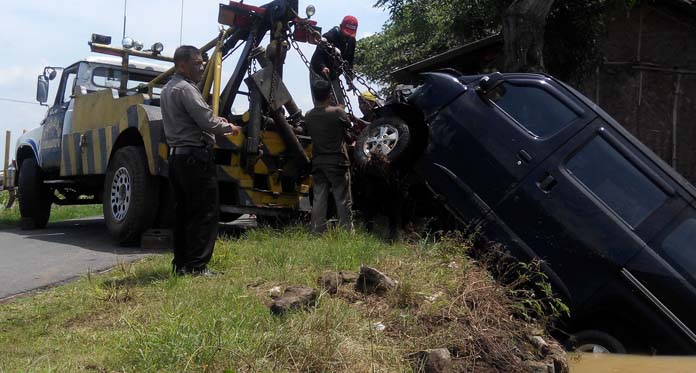 Hindari Tabrakan, Mini Bus Masuk Parit