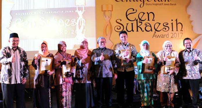 Lima Guru Inspirastif Se-Jabar Terima Een Sukaesih Award dari Gubernur
