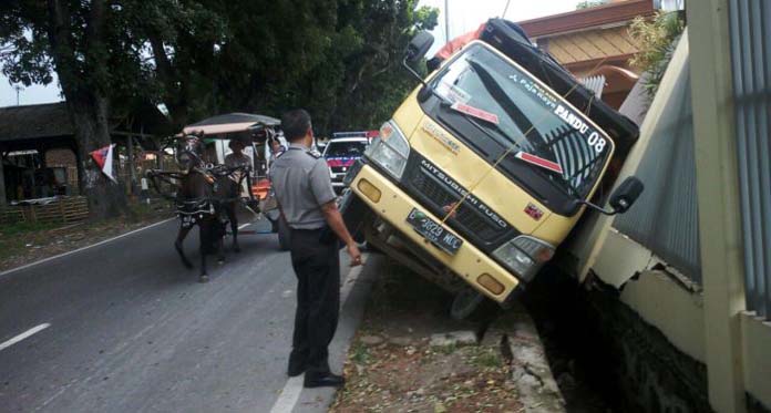 Truk Boks Ini Hindari Razia, malah Hantam Pagar Rumah Warga