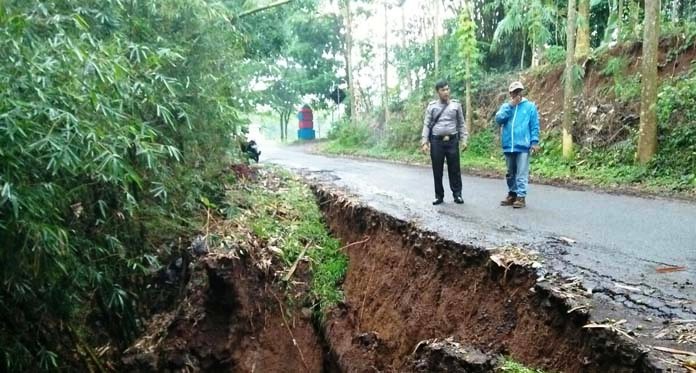 Akibat Hujan Deras, Jalur Singkup-Dukuhdalem Nyaris Terputus