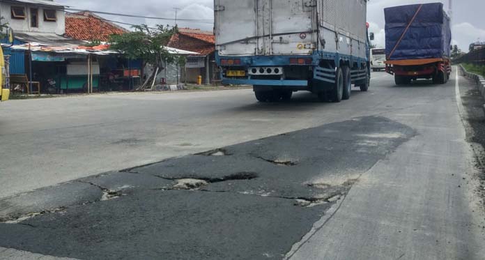 Baru Masuk Musim Hujan, Jalan Pantura Palimanan Mulai Ditemukan Jalan Berlubang