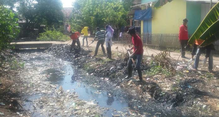 Cegah Banjir, Komunitas Masyarakat Peduli Lingkungan Bersi-bersih Sungai