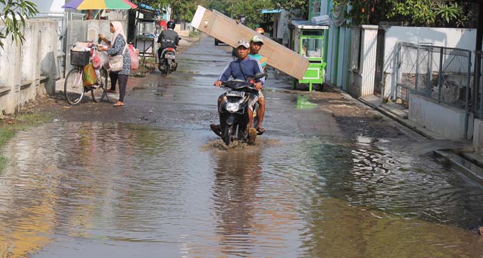 Tanpa Drainase, Jalan Raya di Indramayu Tergenang Air