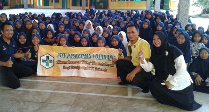 Siswi SMPN 1 Losarang Minum Tablet Tambah Darah Serentak