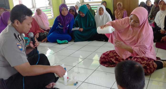 Wali Murid SMP Nurul Halim Dilatih Buat Parfum Non Alkohol