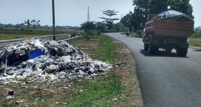 Aneh, Jalan Suranenggala-Panguragan Tiba-tiba Muncul Tumpukan Sampah