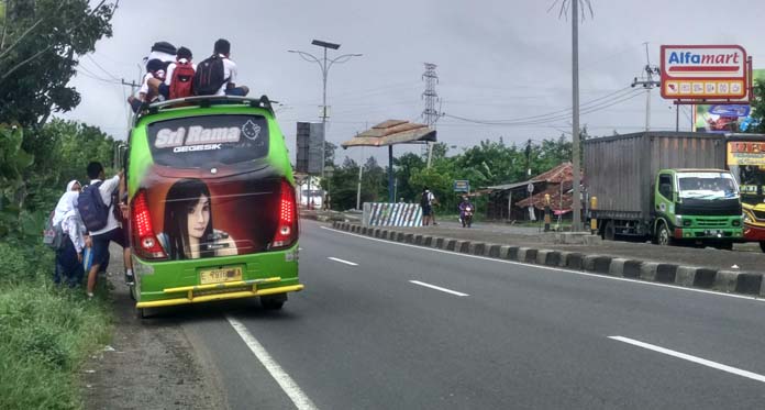 Lihat, Pelajar Pulang Pergi Naik Atap Mobil tapi Tak Ada Teguran