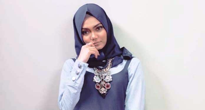 Netizen Kecewa Rina Nose Buka Hijab