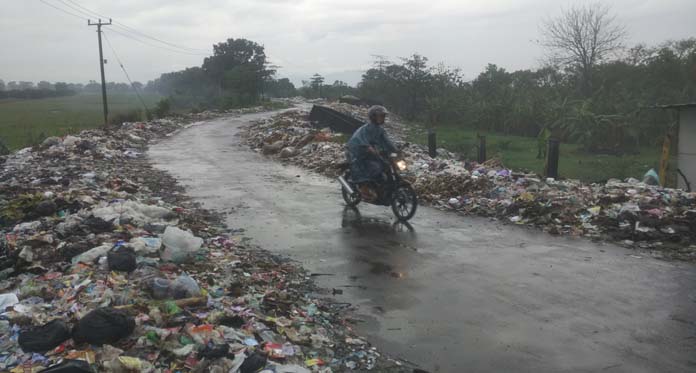 Warga yang Lewat Harus Tahan Napas Hindari Bau Busuk Sampah