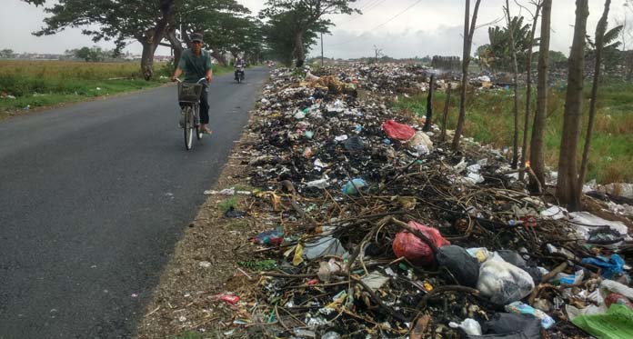 Warga Keluhkan Volume Sampah di Jalan Poros Arjawinangun-Panguragan