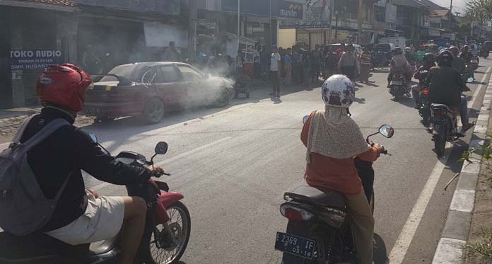 Diduga Korsleting, Mobil Timor Terbakar saat Parkir