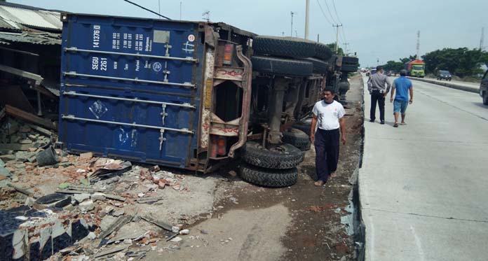 Truk Bermuatan 60 Ton Pakan Ternak Terbalik