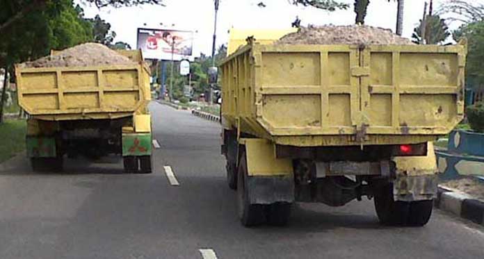 Warga Minta Polisi Tilang Truk Matrial Tambang Galian C tanpa Terpal