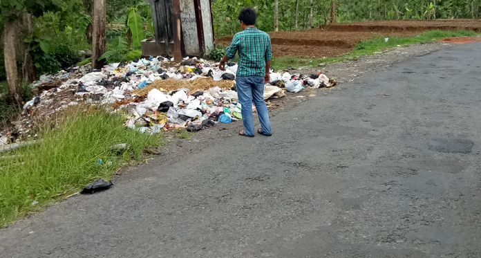 Warga Mengeluh Bau Busuk Tumpukan Sampah