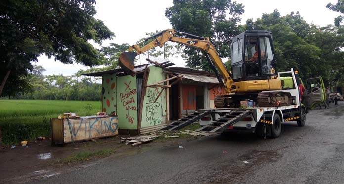 Tanpa Ampun, Satpol PP Bongkar Puluhan Bangunan Liar di Bantaran Cipager
