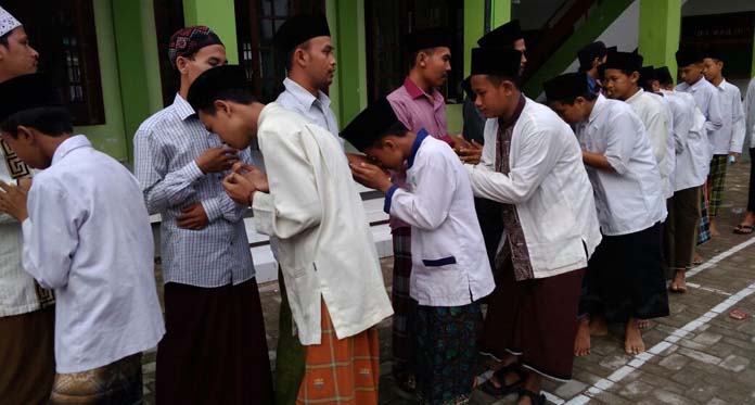 Sambut Hari Guru Nasional, Santri Dar Al Tauhid Nyanyikan “Himne Guru”