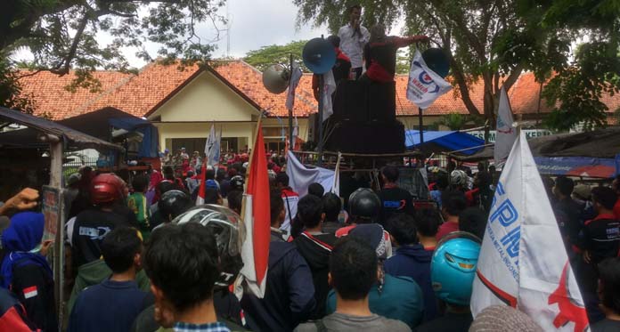 Tolak UMK Murah, Ratusan Buruh Geruduk Kantor Dinas Ketenagakerjaan