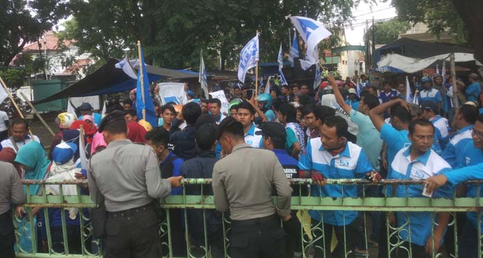 Ratusan Massa SPN Sambangi Disnaker, Minta UMK Cirebon Rp3,2 Juta