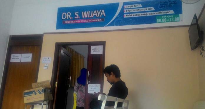 dr S Wijaya, Dokter Wong Cilik asal Indramayu, Pasien Bayar Seikhlasnya