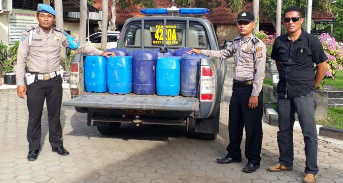 Polisi Sita Ratusan Liter Tuak Siap Edar