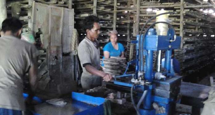Pabrik Genteng di Jatiwangi Semakin Sulit Mencari Buruh